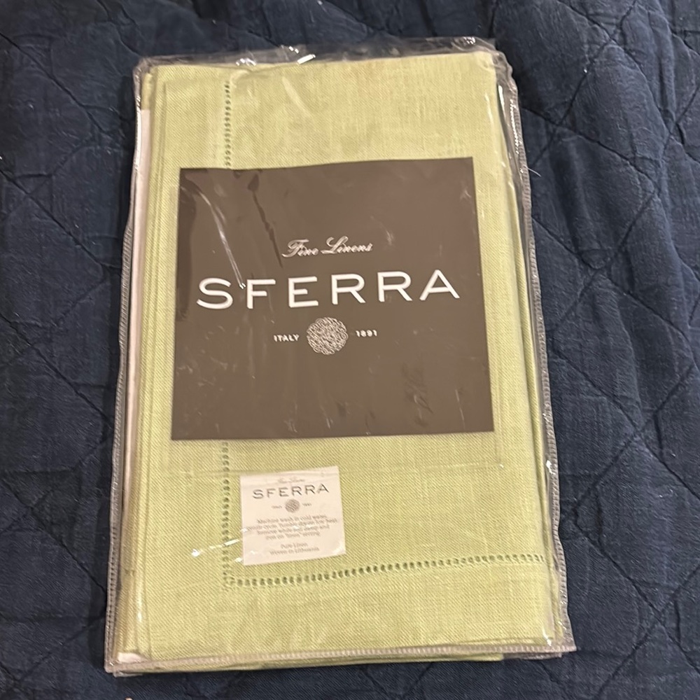 8 Sferra dinner napkins  for Dining Elegance